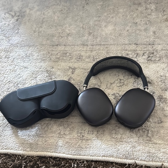 Black Apple AirPod pro max - Picture 1 of 5